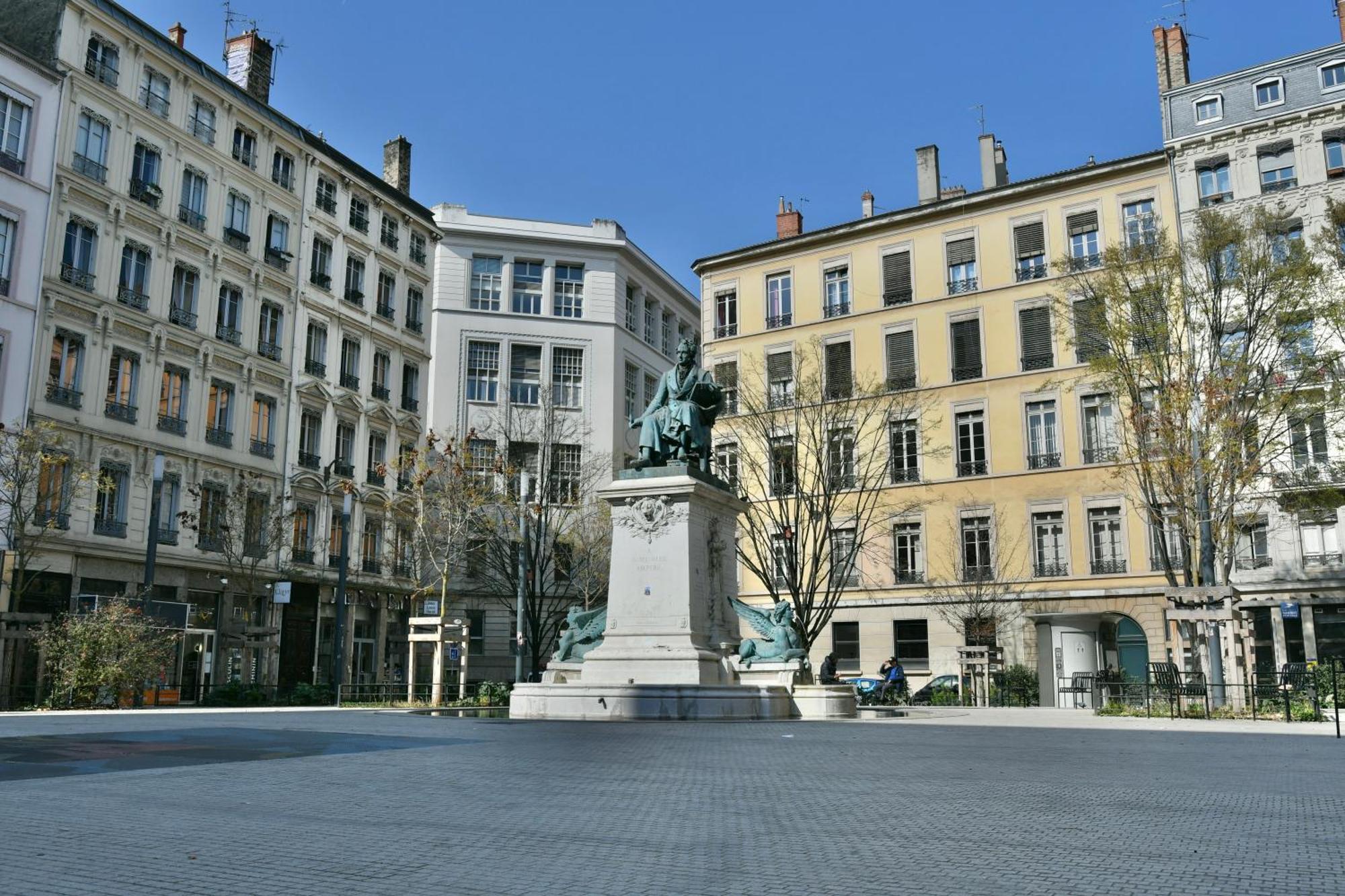 Veeve - Beauty Among The Bustle Paris
